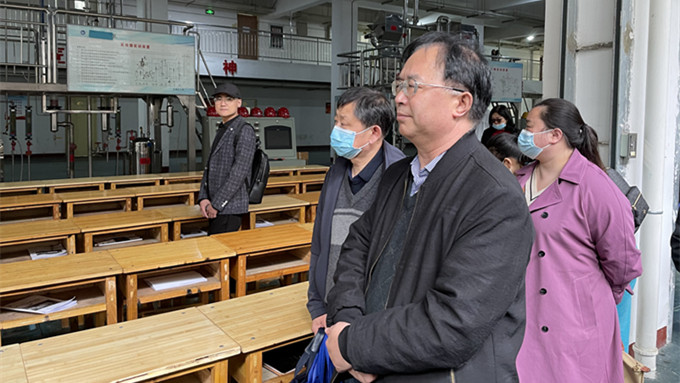 张校长 一行参观济宁技师学院实训基地_副本.jpg